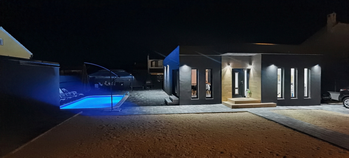 Ninjska stanovanja, počitniška hiša (107 m2) s bazenom na veliki zemljišču, NOVOGRADNJA