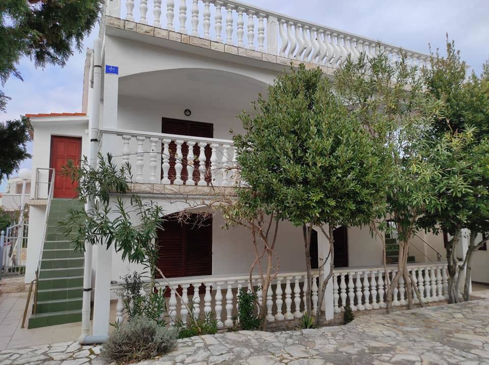 Vir, hiša s 4 stanovanji (182 m2), 150 metrov do plaže