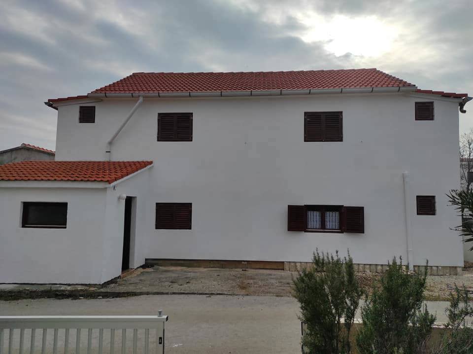 Vir, hiša s 4 stanovanji (182 m2), 150 metrov do plaže