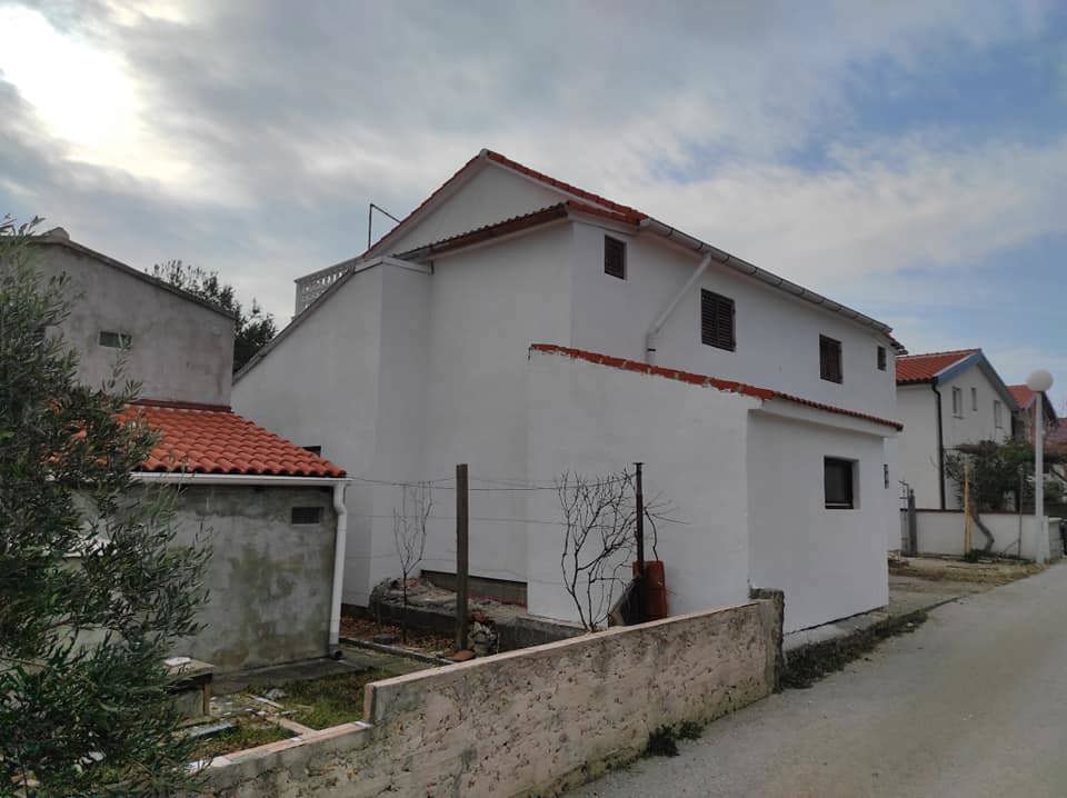Vir, hiša s 4 stanovanji (182 m2), 150 metrov do plaže