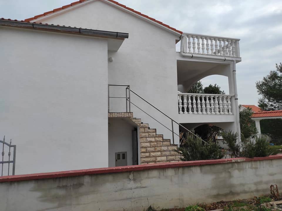 Vir, hiša s 4 stanovanji (182 m2), 150 metrov do plaže