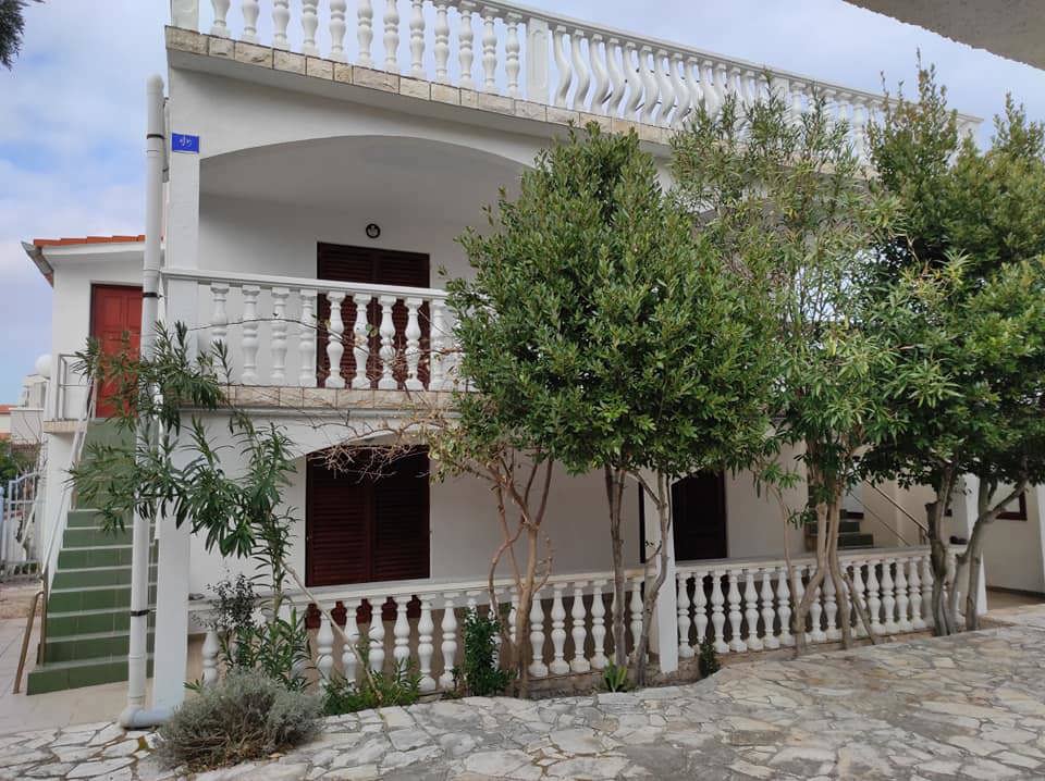 Vir, hiša s 4 stanovanji (182 m2), 150 metrov do plaže