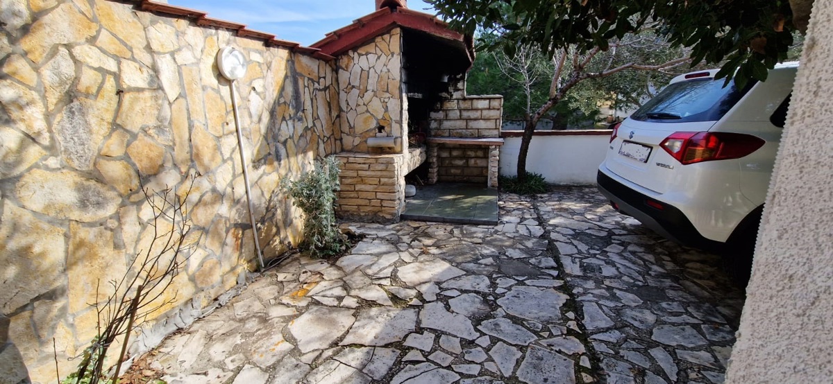 Vir, hiša s 4 stanovanji (182 m2), 150 metrov do plaže