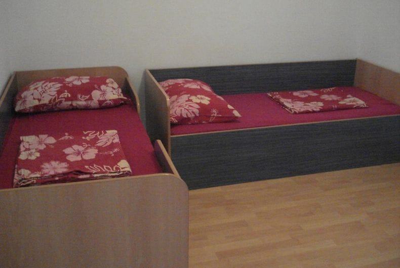 Vir - dvostanovanjska hiša z dvema apartmajema (150 m2), 60 metrov do plaže