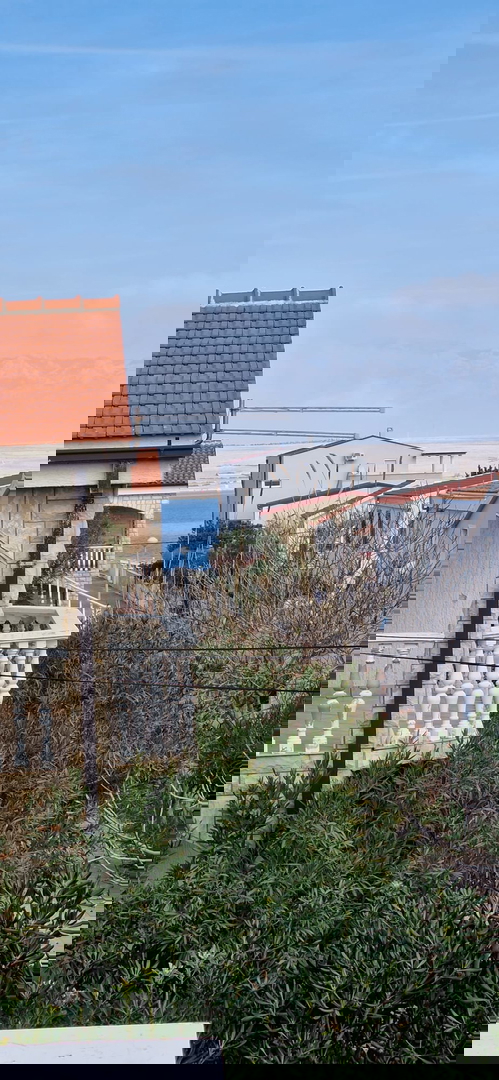 Vir - dvostanovanjska hiša z dvema apartmajema (150 m2), 60 metrov do plaže