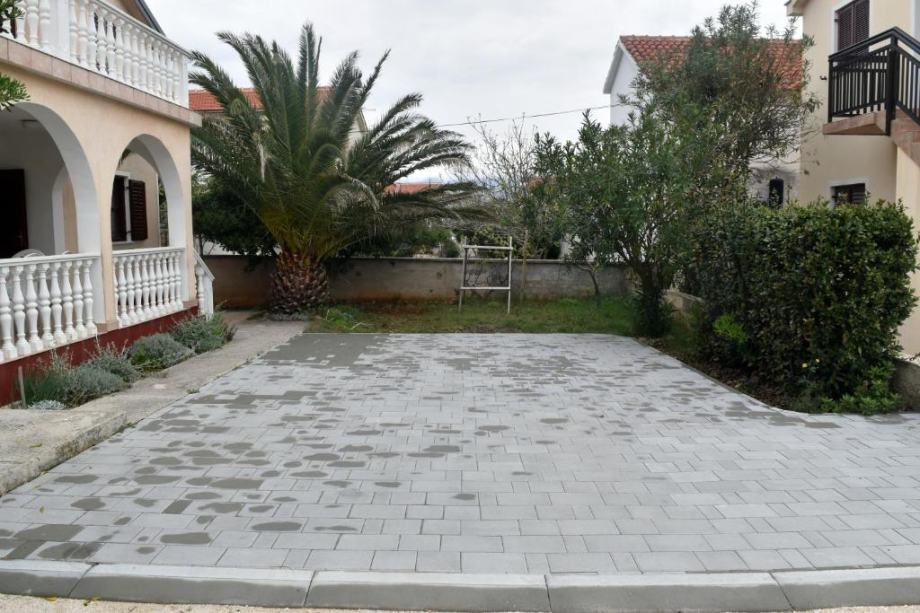 Vir - dvostanovanjska hiša z dvema apartmajema (150 m2), 60 metrov do plaže