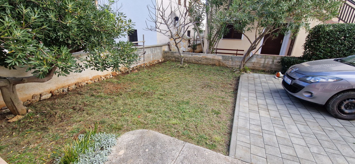 Vir - dvostanovanjska hiša z dvema apartmajema (150 m2), 60 metrov do plaže