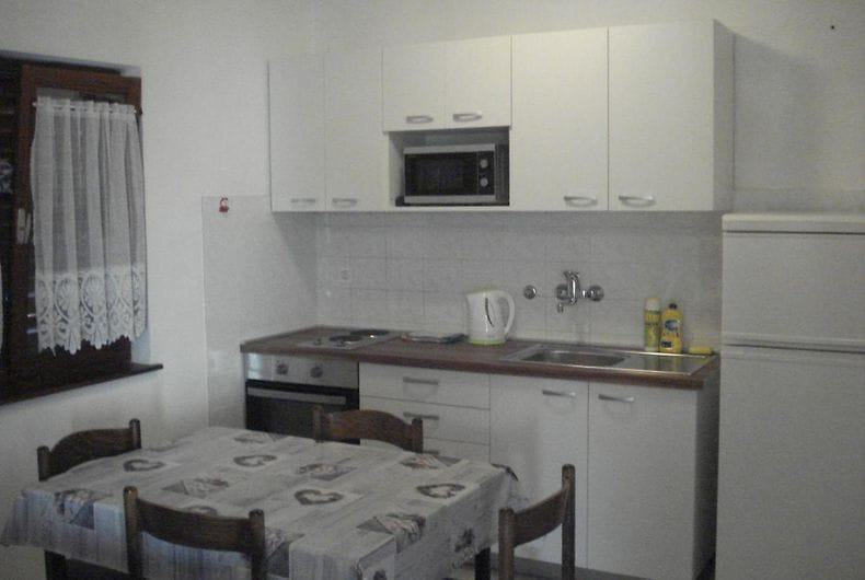 Vir - dvostanovanjska hiša z dvema apartmajema (150 m2), 60 metrov do plaže