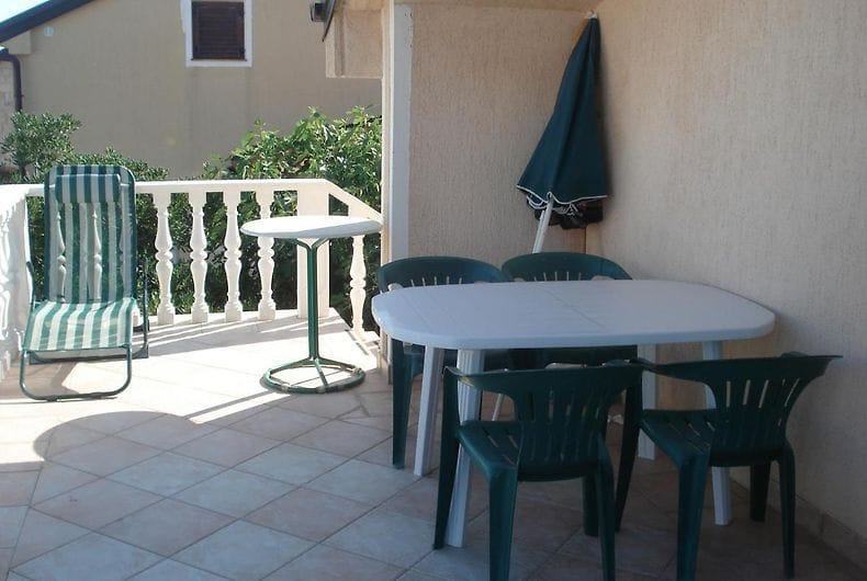 Vir - dvostanovanjska hiša z dvema apartmajema (150 m2), 60 metrov do plaže