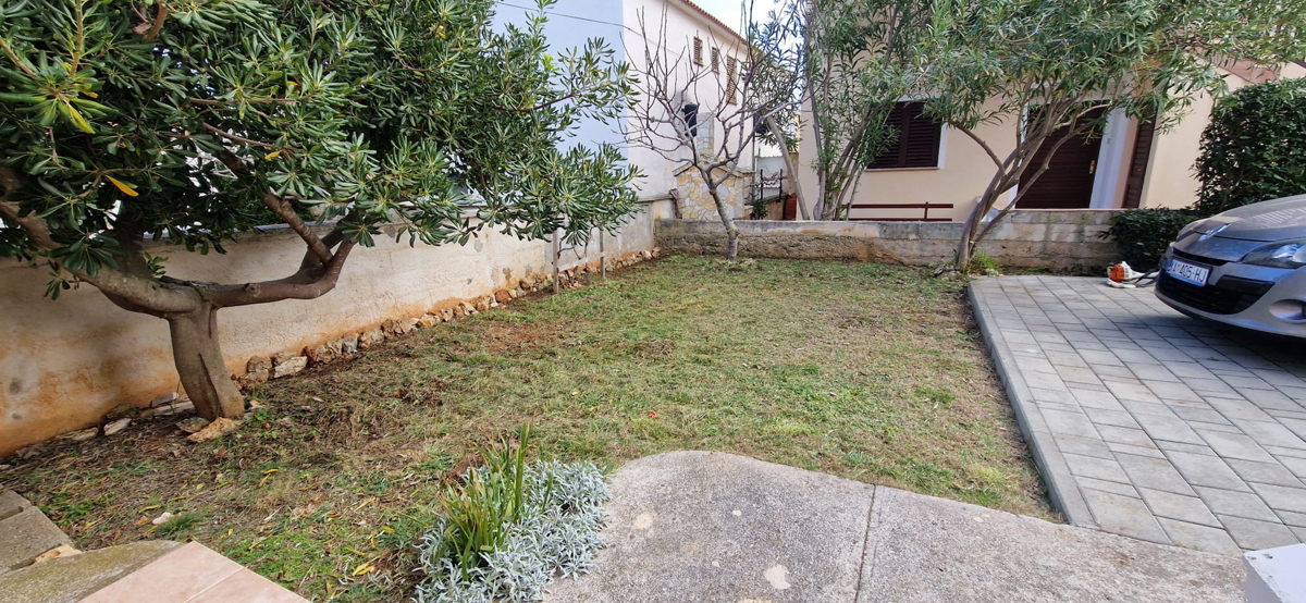 Vir - dvostanovanjska hiša z dvema apartmajema (150 m2), 60 metrov do plaže