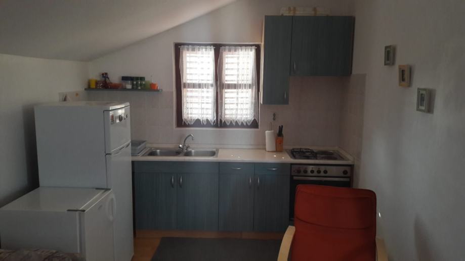 Vir - dvostanovanjska hiša z dvema apartmajema (150 m2), 60 metrov do plaže