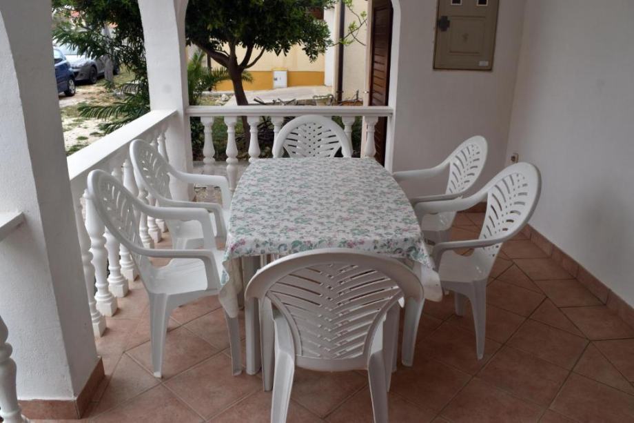 Vir - dvostanovanjska hiša z dvema apartmajema (150 m2), 60 metrov do plaže