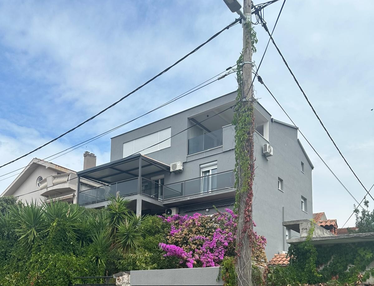 Zadar, Brodarica, štiri-prostorsko stanovanje (104,25 m2) na vrhunski lokaciji