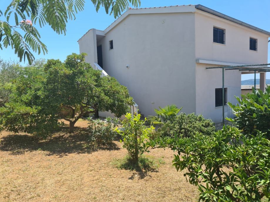 Sv. Filip in Jakob, obnovljena kamnita hiša (148,26 m²) z razgledom na morje
