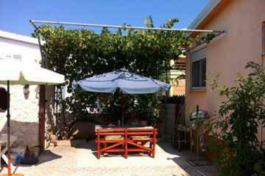 Vir, čudovita pritlična hiša s 3 apartmaji, 30 m od morja, južna stran!