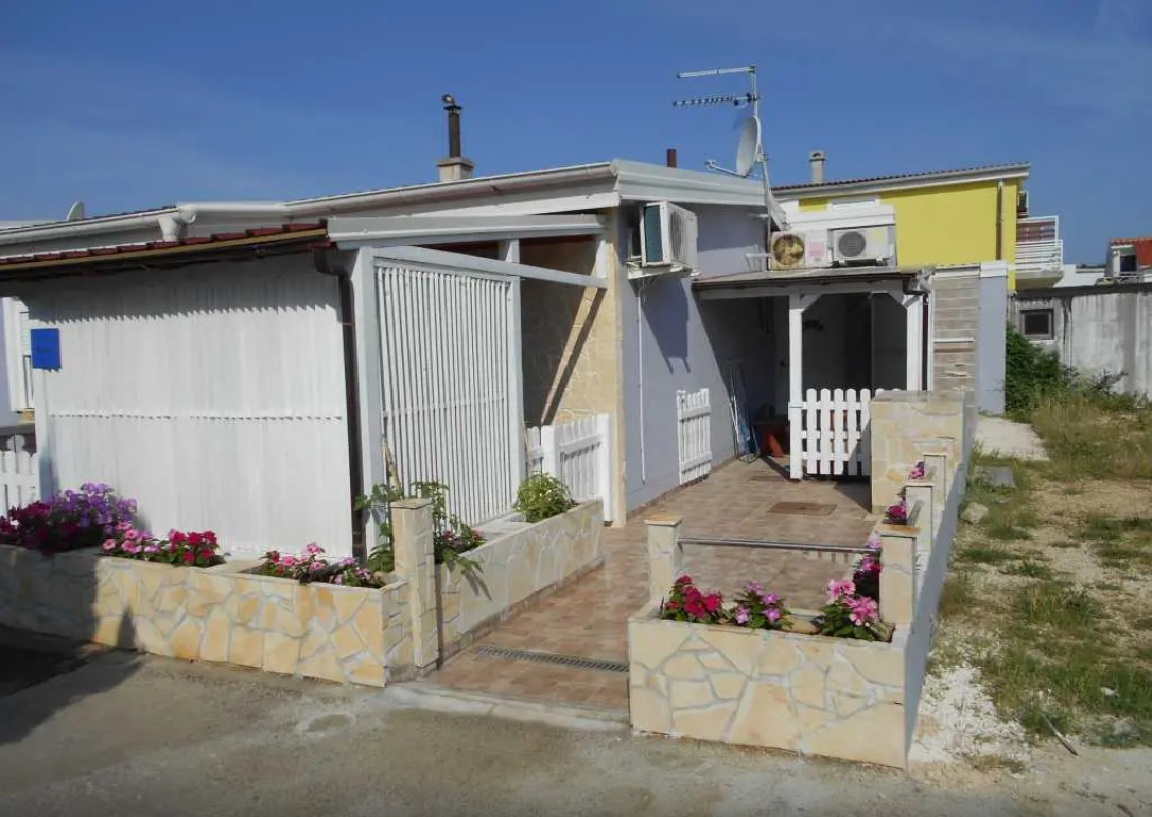 Vir, čudovita pritlična hiša s 3 apartmaji, 30 m od morja, južna stran!