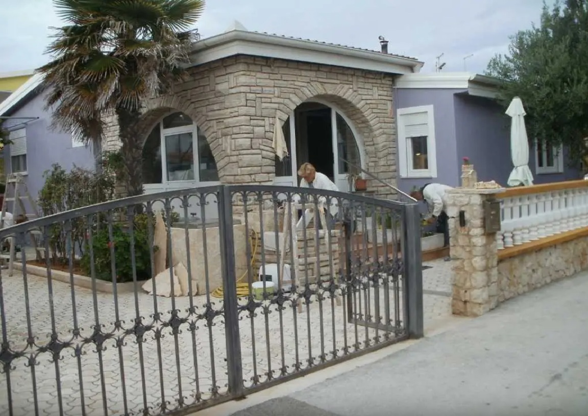 Vir, čudovita pritlična hiša s 3 apartmaji, 30 m od morja, južna stran!