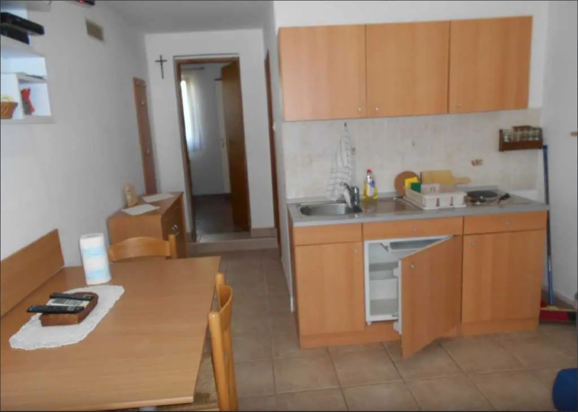 Vir, čudovita pritlična hiša s 3 apartmaji, 30 m od morja, južna stran!
