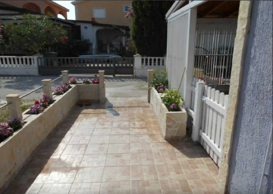 Vir, čudovita pritlična hiša s 3 apartmaji, 30 m od morja, južna stran!