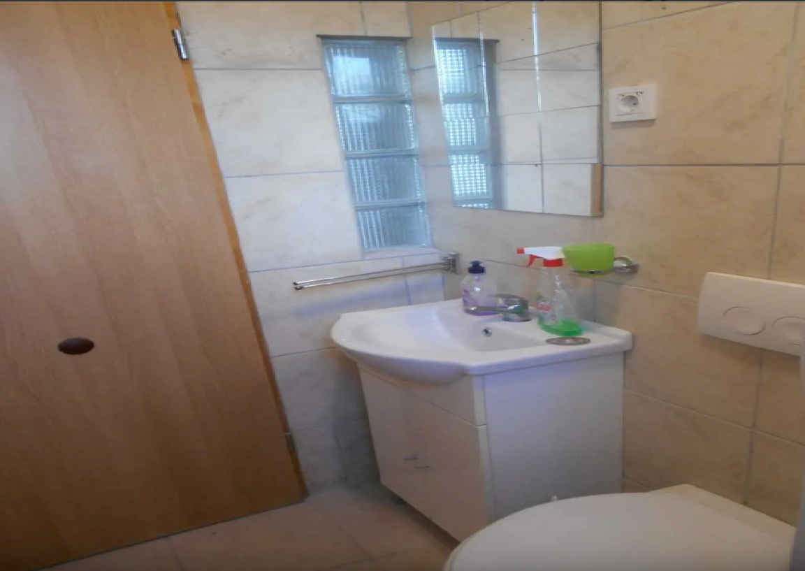 Vir, čudovita pritlična hiša s 3 apartmaji, 30 m od morja, južna stran!