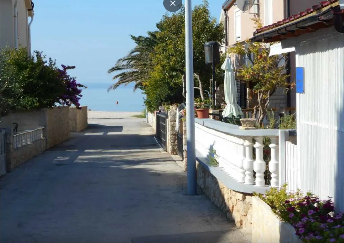 Vir, čudovita pritlična hiša s 3 apartmaji, 30 m od morja, južna stran!