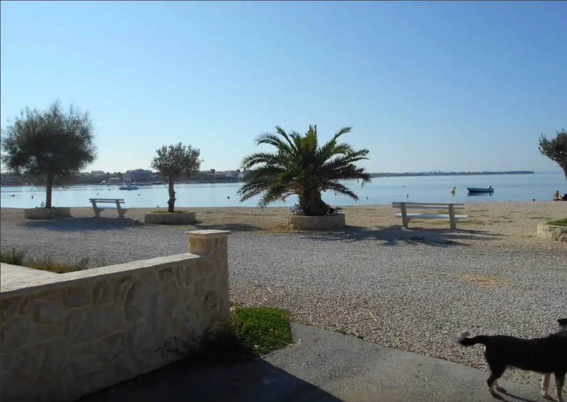 Vir, čudovita pritlična hiša s 3 apartmaji, 30 m od morja, južna stran!