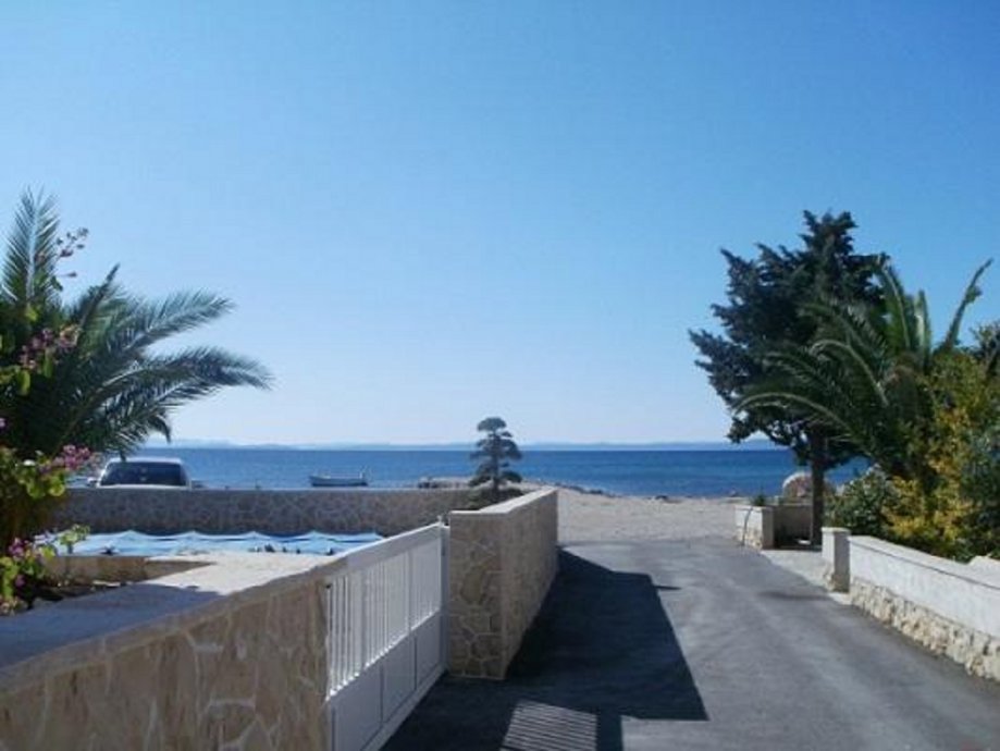 Vir, čudovita pritlična hiša s 3 apartmaji, 30 m od morja, južna stran!