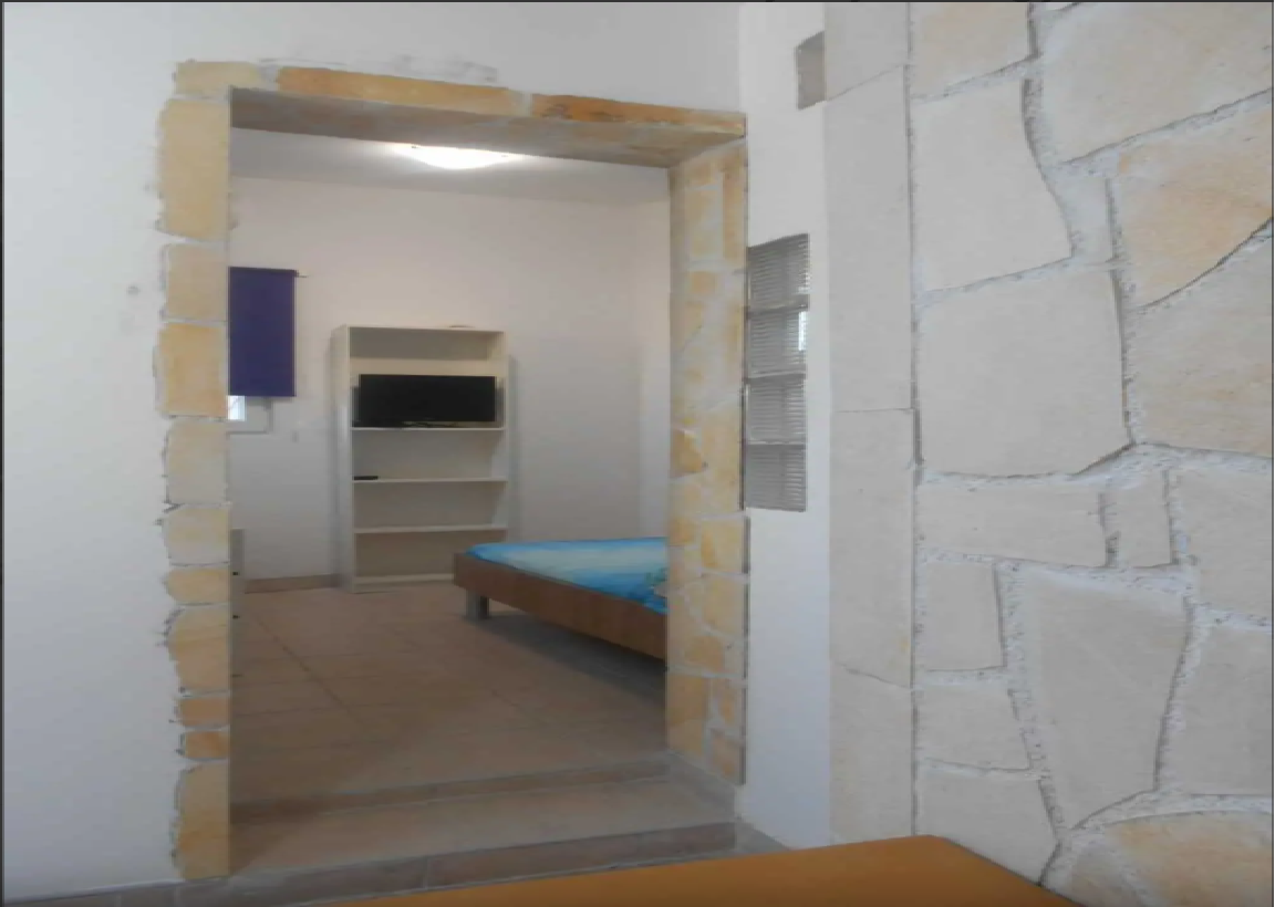 Vir, čudovita pritlična hiša s 3 apartmaji, 30 m od morja, južna stran!