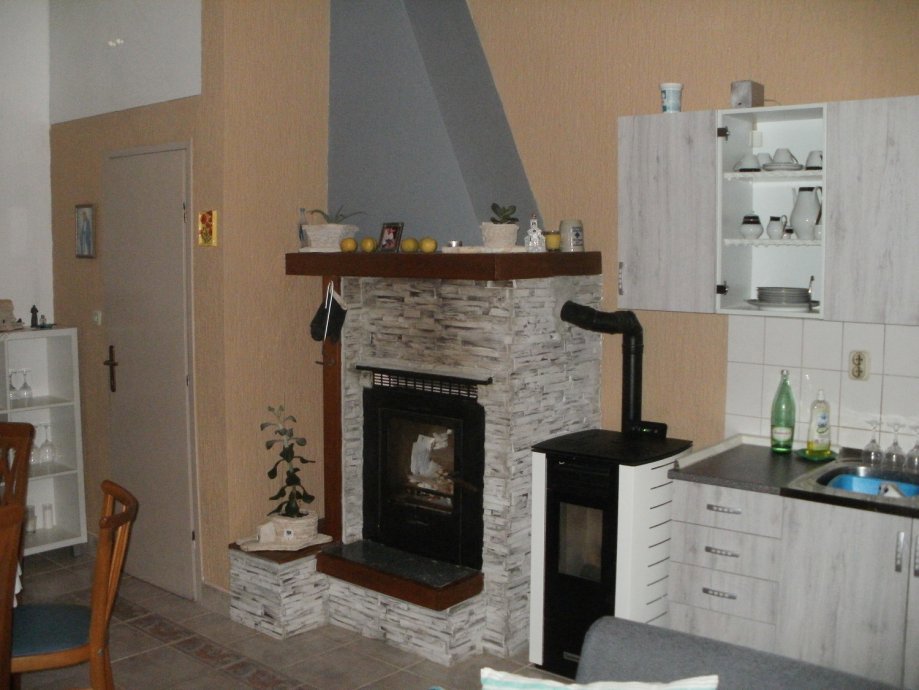 Vir, čudovita pritlična hiša s 3 apartmaji, 30 m od morja, južna stran!