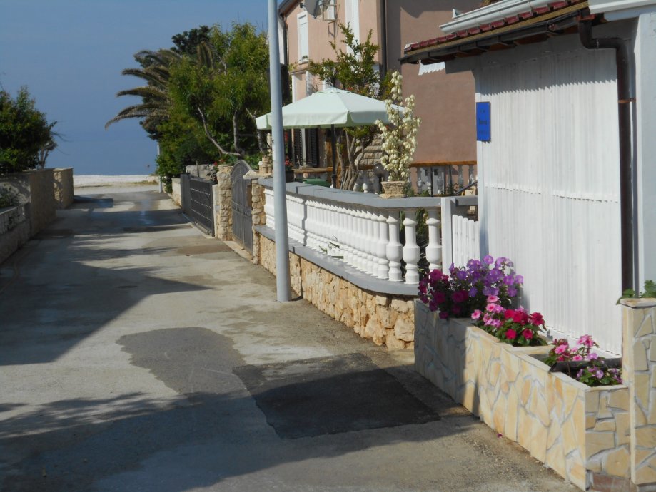 Vir, čudovita pritlična hiša s 3 apartmaji, 30 m od morja, južna stran!