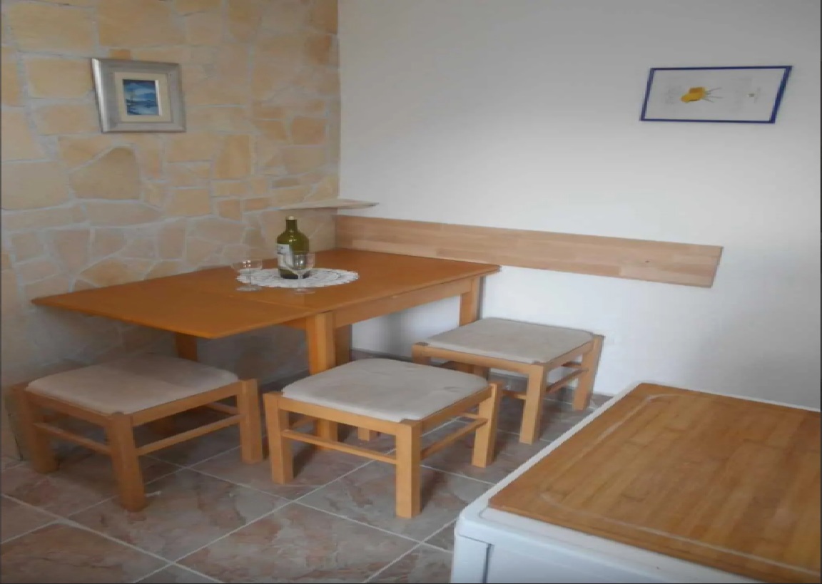 Vir, čudovita pritlična hiša s 3 apartmaji, 30 m od morja, južna stran!