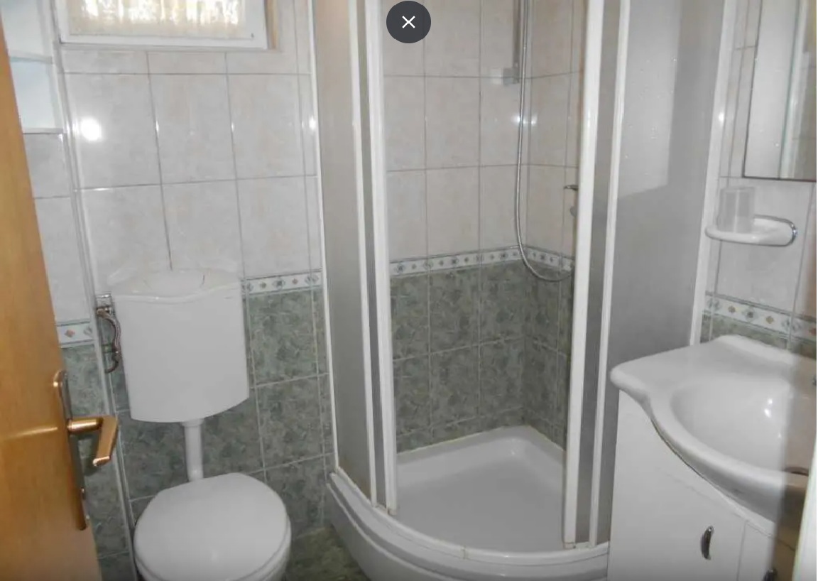 Vir, čudovita pritlična hiša s 3 apartmaji, 30 m od morja, južna stran!