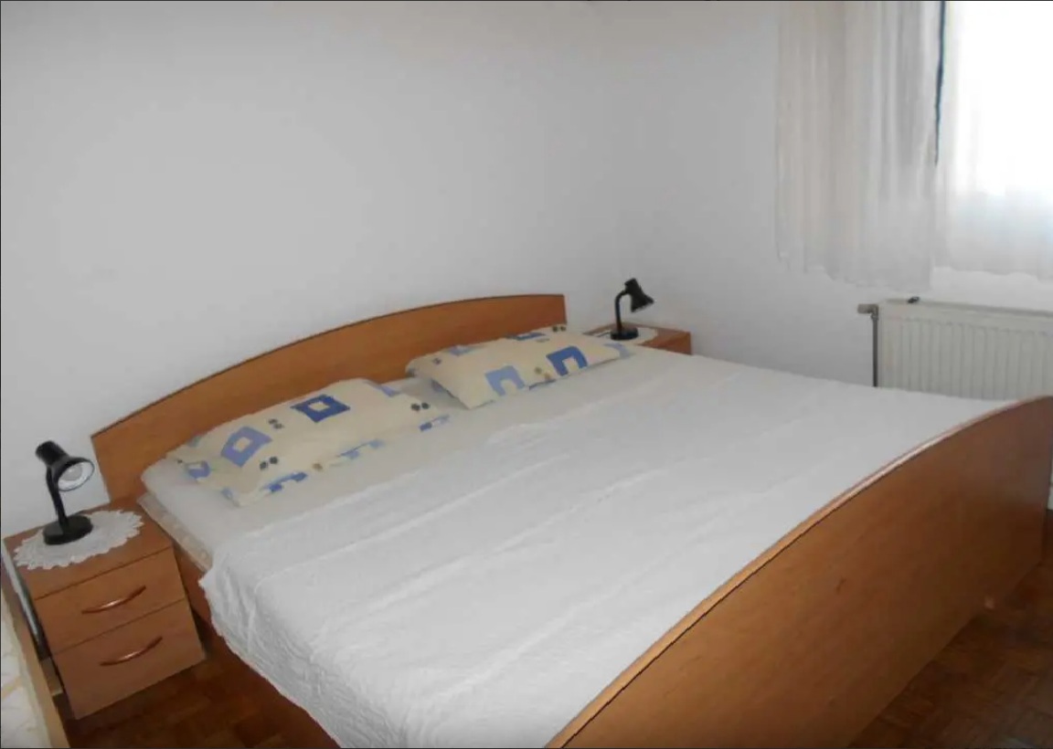 Vir, čudovita pritlična hiša s 3 apartmaji, 30 m od morja, južna stran!