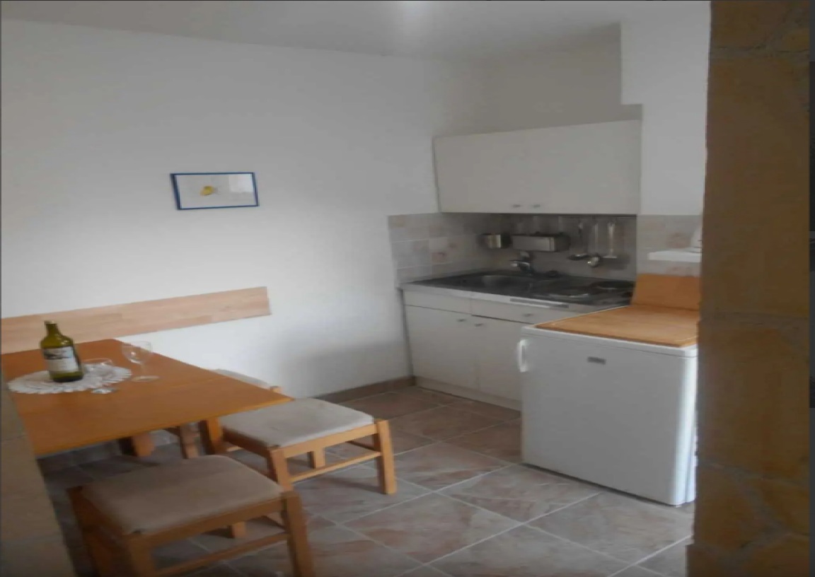 Vir, čudovita pritlična hiša s 3 apartmaji, 30 m od morja, južna stran!