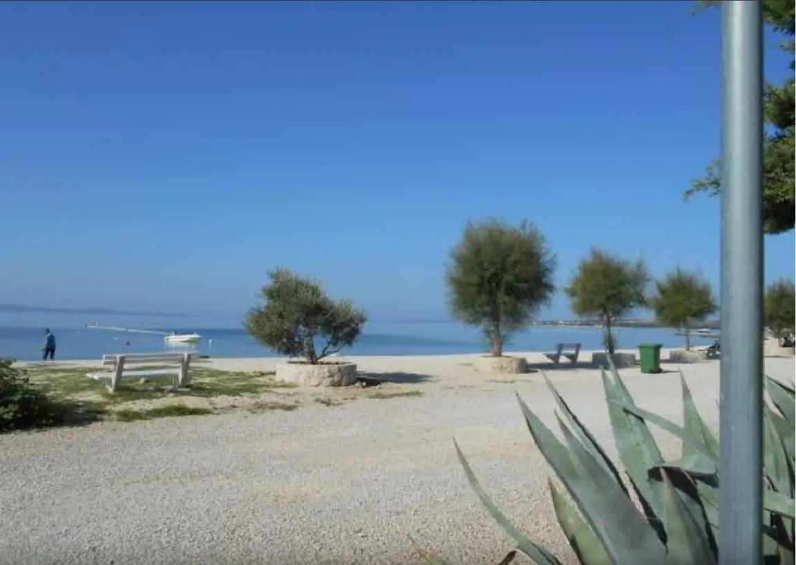 Vir, čudovita pritlična hiša s 3 apartmaji, 30 m od morja, južna stran!