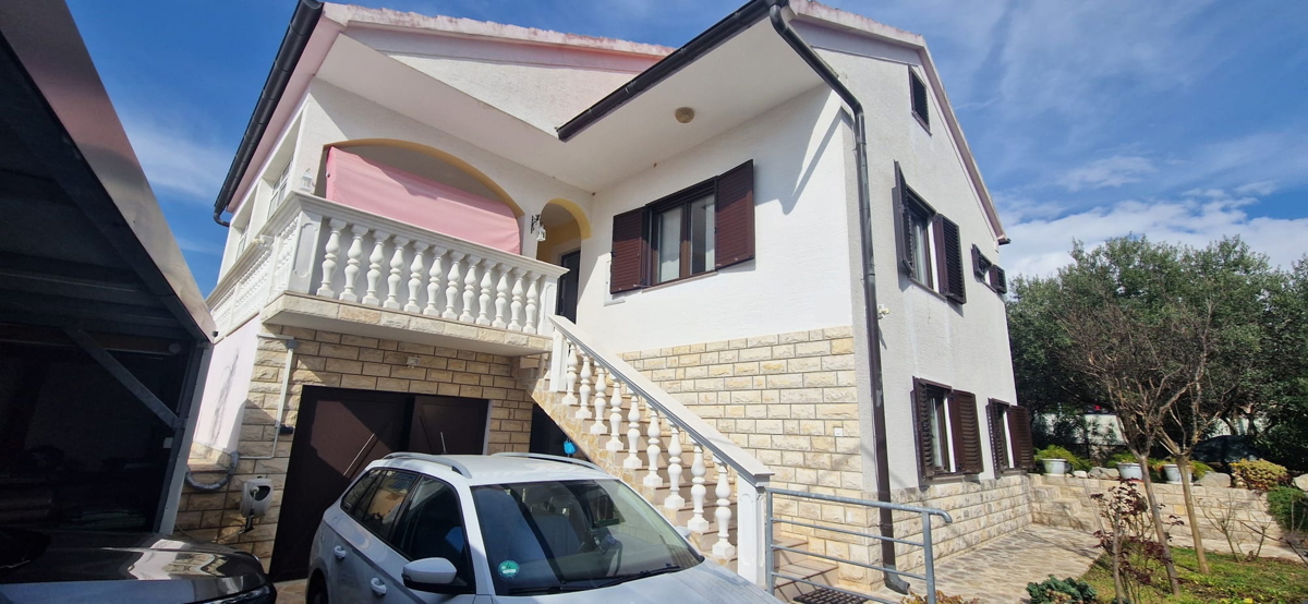 Turanj, visoka pritlična hiša (250 m2) z veliko vrtno površino, 150 metrov do plaže