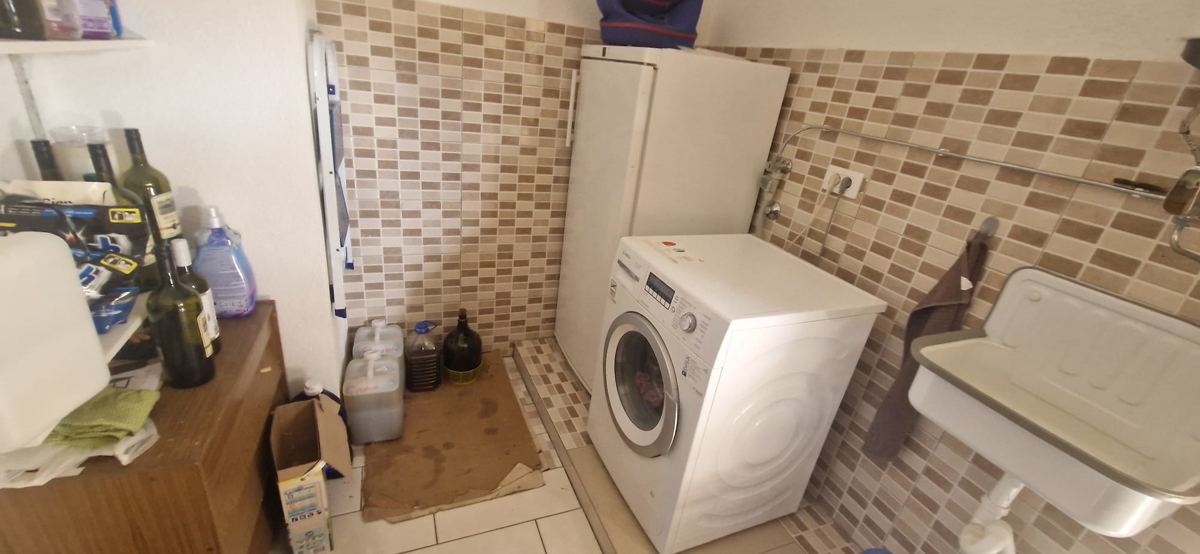 Turanj, visoka pritlična hiša (250 m2) z veliko vrtno površino, 150 metrov do plaže