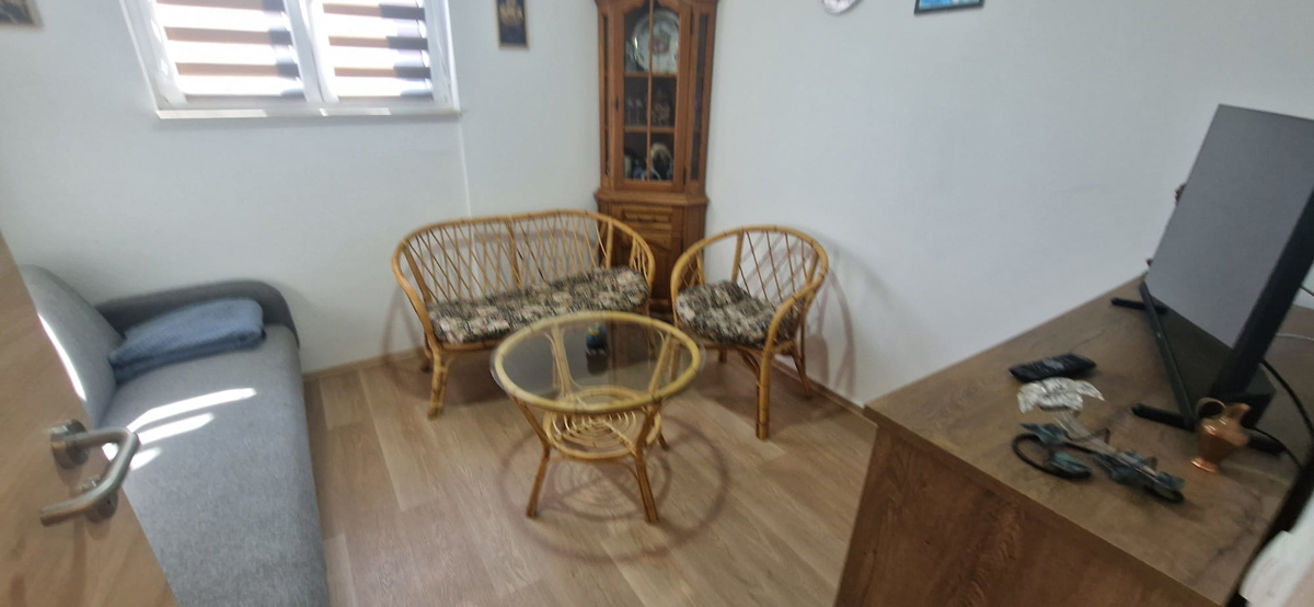 Turanj, visoka pritlična hiša (250 m2) z veliko vrtno površino, 150 metrov do plaže