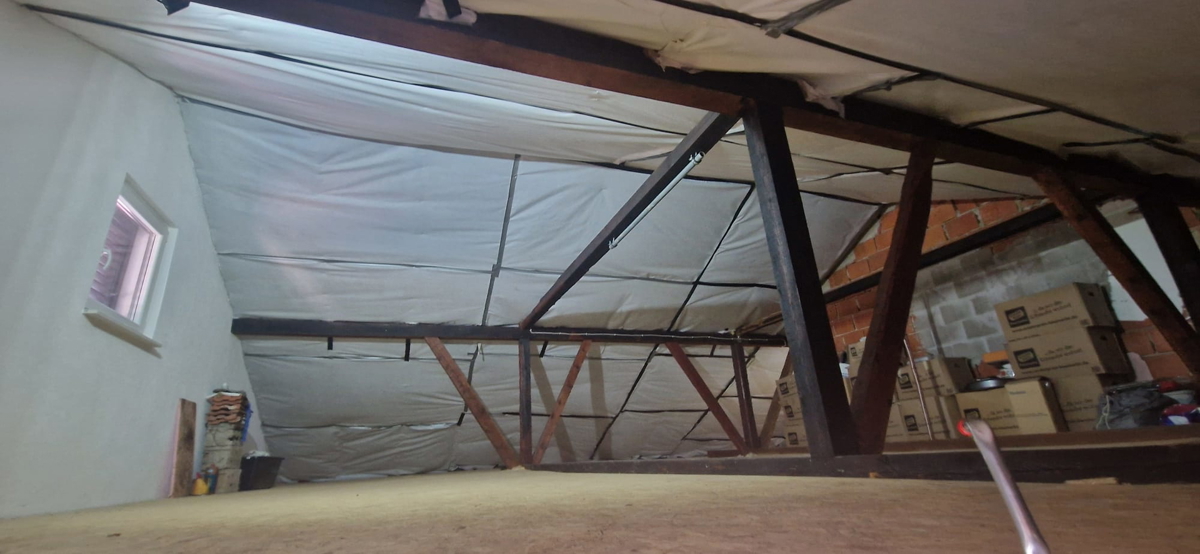 Turanj, visoka pritlična hiša (250 m2) z veliko vrtno površino, 150 metrov do plaže