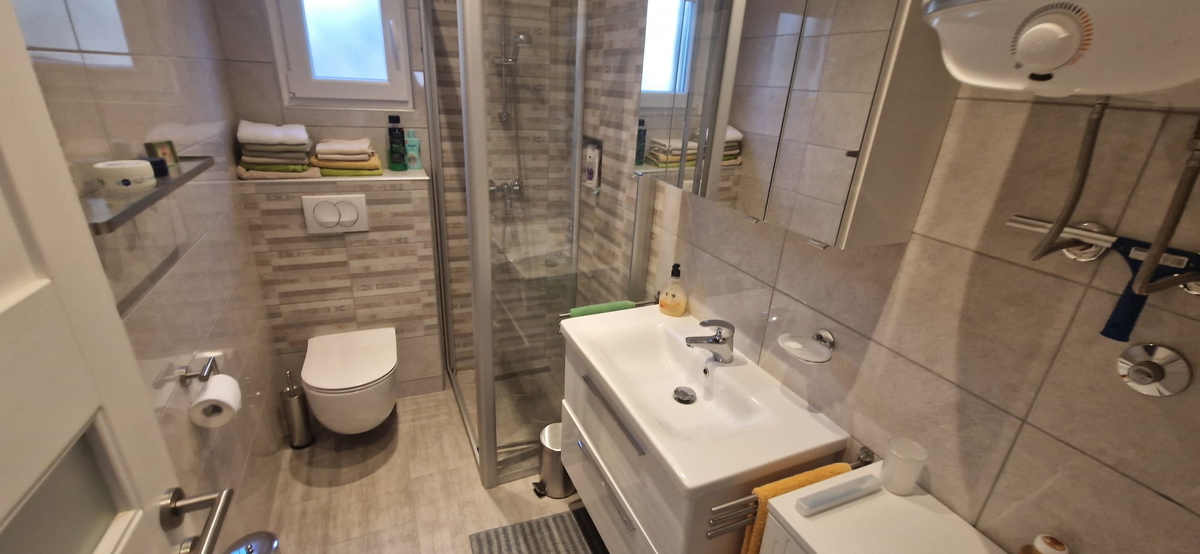 Turanj, visoka pritlična hiša (250 m2) z veliko vrtno površino, 150 metrov do plaže