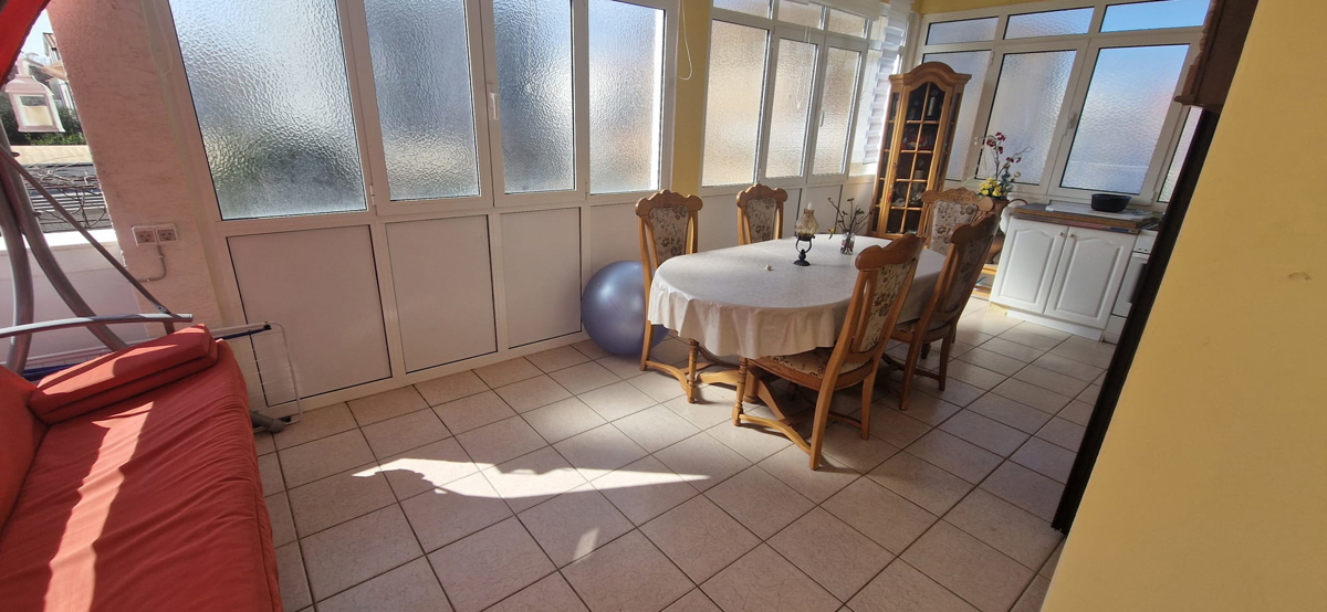 Turanj, visoka pritlična hiša (250 m2) z veliko vrtno površino, 150 metrov do plaže