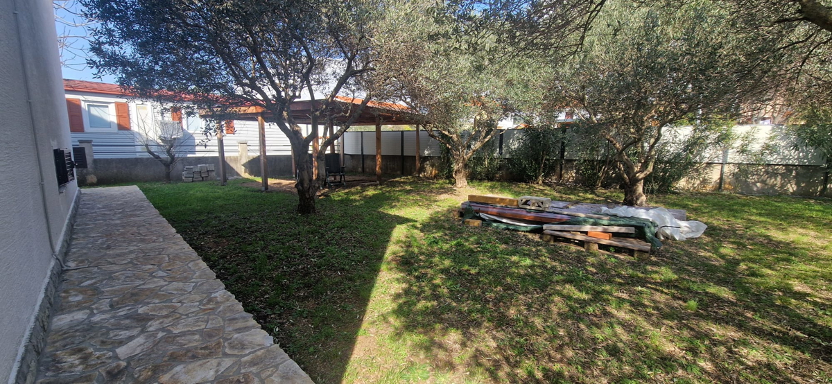 Turanj, visoka pritlična hiša (250 m2) z veliko vrtno površino, 150 metrov do plaže