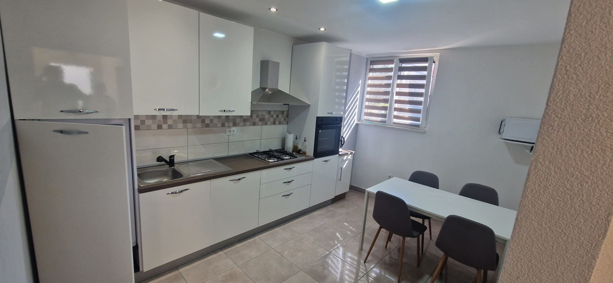 Turanj, visoka pritlična hiša (250 m2) z veliko vrtno površino, 150 metrov do plaže