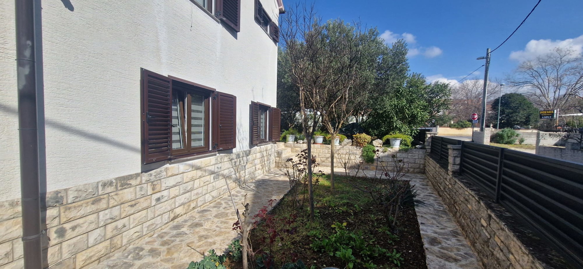 Turanj, visoka pritlična hiša (250 m2) z veliko vrtno površino, 150 metrov do plaže