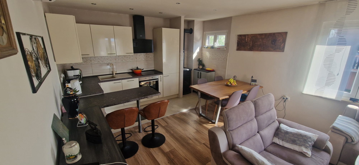 Turanj, visoka pritlična hiša (250 m2) z veliko vrtno površino, 150 metrov do plaže