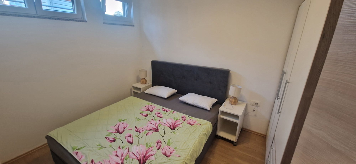 Turanj, visoka pritlična hiša (250 m2) z veliko vrtno površino, 150 metrov do plaže