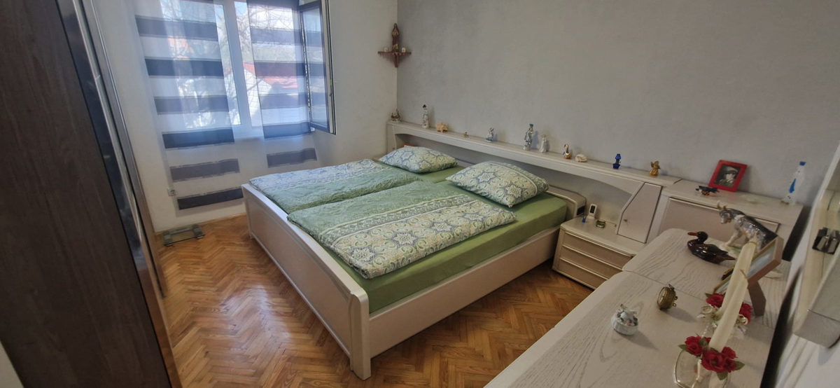 Turanj, visoka pritlična hiša (250 m2) z veliko vrtno površino, 150 metrov do plaže