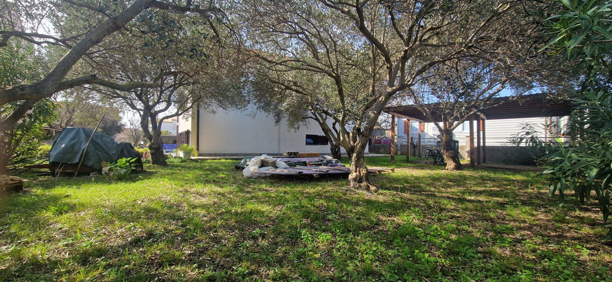 Turanj, visoka pritlična hiša (250 m2) z veliko vrtno površino, 150 metrov do plaže