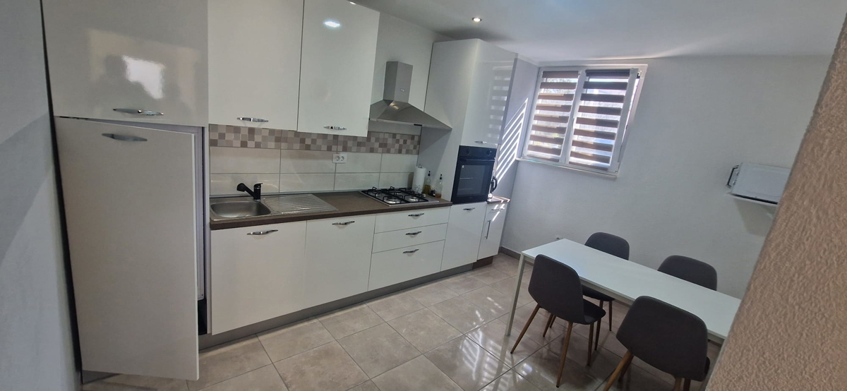 Turanj, visoka pritlična hiša (250 m2) z veliko vrtno površino, 150 metrov do plaže