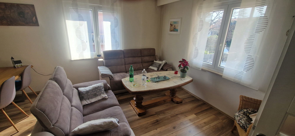 Turanj, visoka pritlična hiša (250 m2) z veliko vrtno površino, 150 metrov do plaže